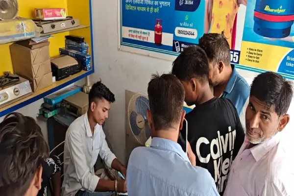 अंबेडकरनगर में गैस ई-केवाईसी कराने की होड़, अंतिम दिन सीएससी केंद्रों पर भीड़